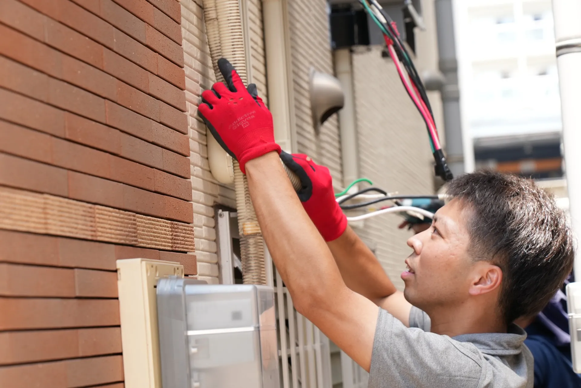 配管を保護するカバーを丁寧に装着